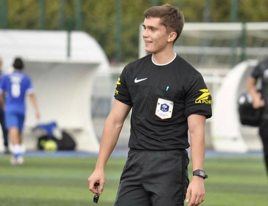 Garçon ? Fille ?  Jeune d’au moins 13 ans , adulte confirmé ? Et si tu devenais arbitre de foot ?