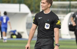 Garçon ? Fille ?  Jeune d’au moins 13 ans , adulte confirmé ? Et si tu devenais arbitre de foot ?